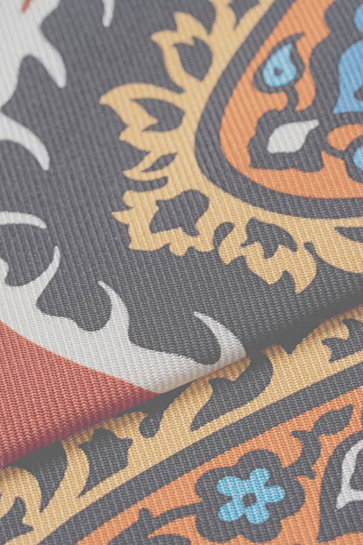 Cravatta stampata in twill di seta disegno paisley  