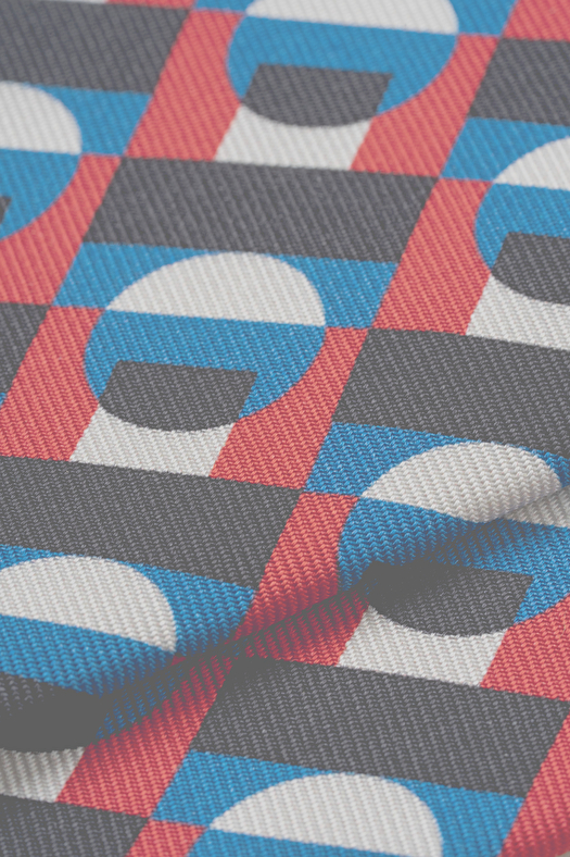Cravatta stampata in twill di seta disegno geometrico  