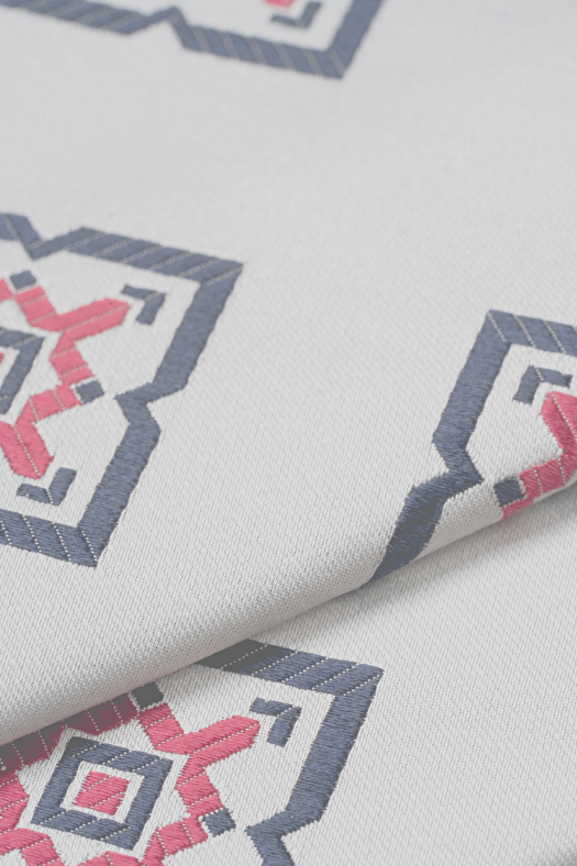 Cravatta jacquard in seta con disegno medaglione geometrico  