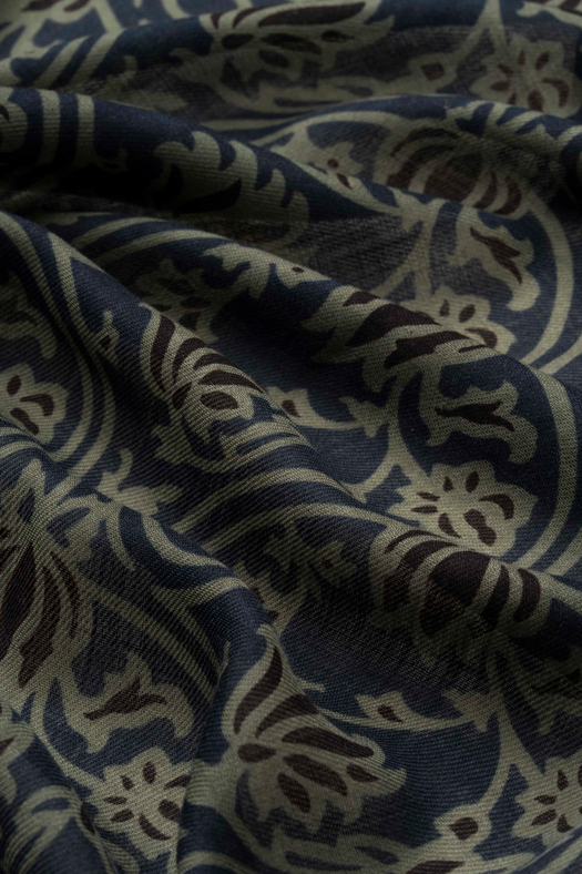 Wool scarf with floral design   - new